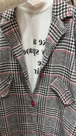 جاكيت كاروهات مع تنورة وبلوزة بيضا