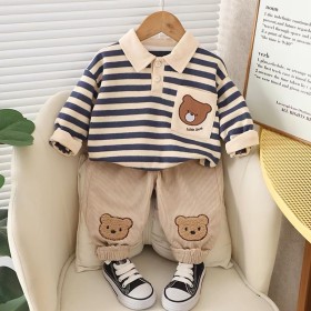 طقم ولادي بلوزة مخططة ودبدوب ع البنطلون