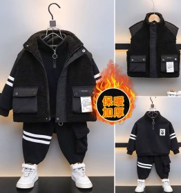 ترينج ولادي خطين ع البنطلون وفيست فرو