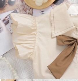 طقم شورت الوردة بني مع قميص بيج