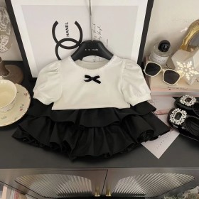 طقم تنورة الوردة بلوزة الفيونكة بيضاء