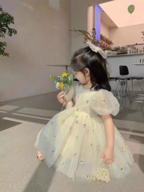 فستان ابيض مطرز ورد أصفر