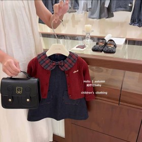 فستان كحلي وجرزة حمراء