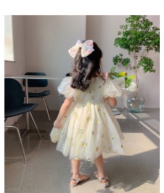 فستان ابيض مطرز ورد أصفر