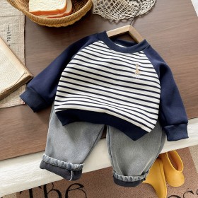 طقم ولادي بلوزة مخططة زرافة