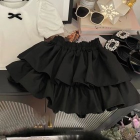 طقم تنورة الوردة بلوزة الفيونكة بيضاء