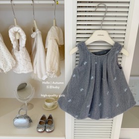 فستان رمادي مزين بفيونكة أزرق