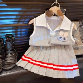 طقم بلوزة بولو أرنب رمادية وتنورة كسرات