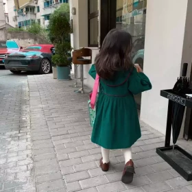 فستان أخضر غامق