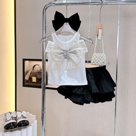 طقم بلوزة فيونكة كبيرة وشورت اسود ع شكل تنورة نفخ