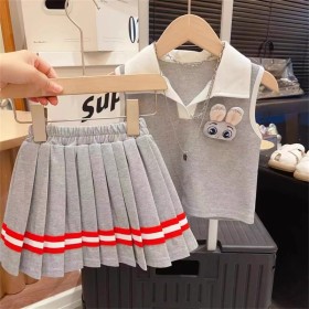 طقم بلوزة بولو أرنب رمادية وتنورة كسرات