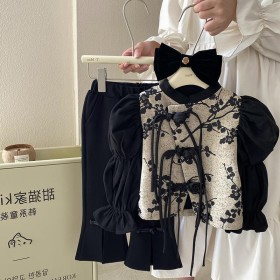 طقم أسود مشجر أزرار ورد