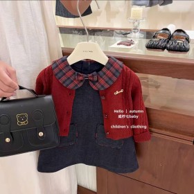 فستان كحلي وجرزة حمراء