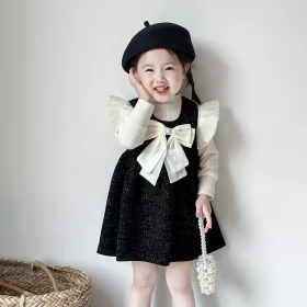 فستان أحمر وغولف اسود