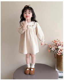 فستان مطرز بياقة من الدانتيل