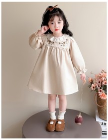 فستان مطرز بياقة من الدانتيل