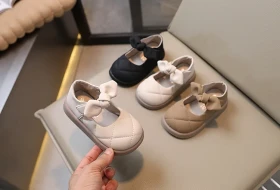 حذاء جلد ناعم مع فيونكه