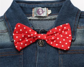 طقم قميص جينز مع بنطلون أحمر