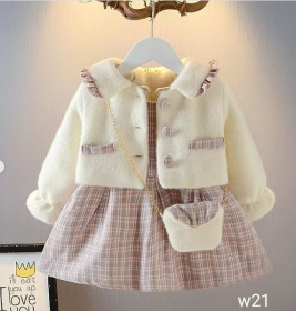 فستان كاروهات مع جاكيت سادة وشنتة