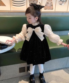 فستان أسود ببيونة ع الصدر مبطن بأكمام تول مزينة بفيونكة