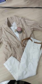 طقم بنطلون أبيض وجاكيت مخرم