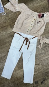 طقم بنطلون أبيض مع بلوزة زهري