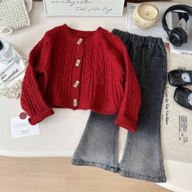 طقم سترة حمراء وبنطلون رمادي ع الأطراف