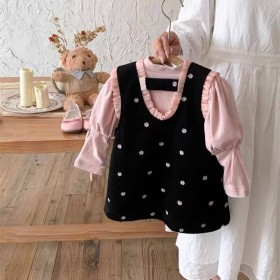 فستان أسود مورد وبلوزة زهري