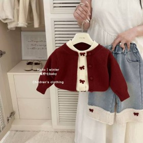 طقم جرزة حمراء وبنطلون فيونكة