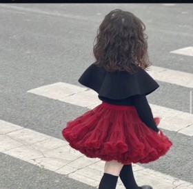 طقم تنورة توتو نفش وبلوزة سوداء