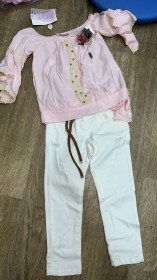 طقم بنطلون أبيض مع بلوزة زهري