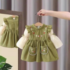 فستان أخضر قبة مطرزة ورد وكم نفخ