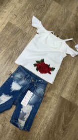 طقم شورت ممزع مع بلوزة عليها ورد جوري