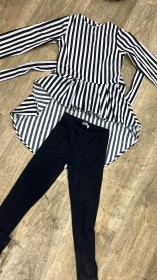 طقم بنطلون مع بلوزة مخطط قصيرة من قدام