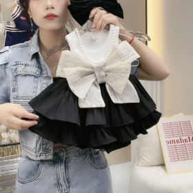 طقم بلوزة فيونكة كبيرة وشورت اسود ع شكل تنورة نفخ