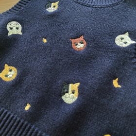 طقم فيست مطرز قطط