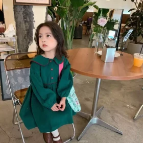 فستان أخضر غامق