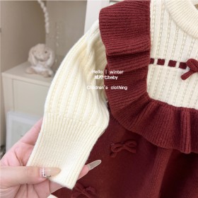 فستان أحمر وبيج صوف