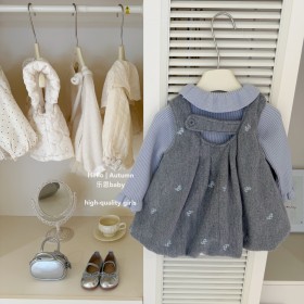 فستان رمادي مزين بفيونكة أزرق